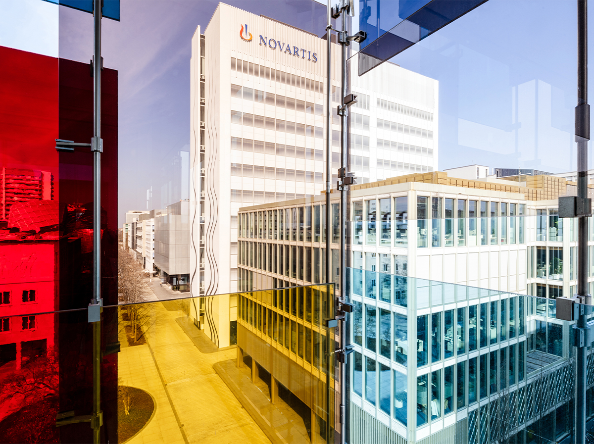 色ガラスの建物と Novartis の塔