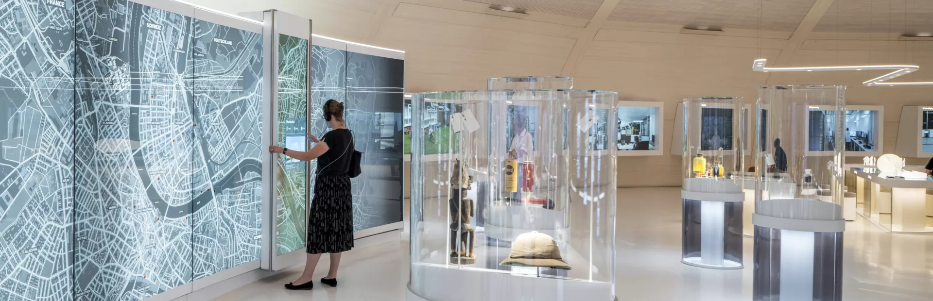 Visitor uses the time scanner from the History of Medicine section | ©Rasmus Hjortshøj - COAST