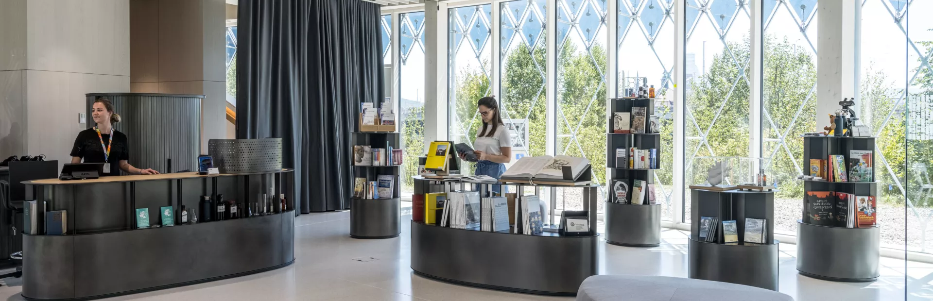 Guest reading a book at the Novartis Pavillon bookshop | ©Rasmus Hjortshøj - COAST