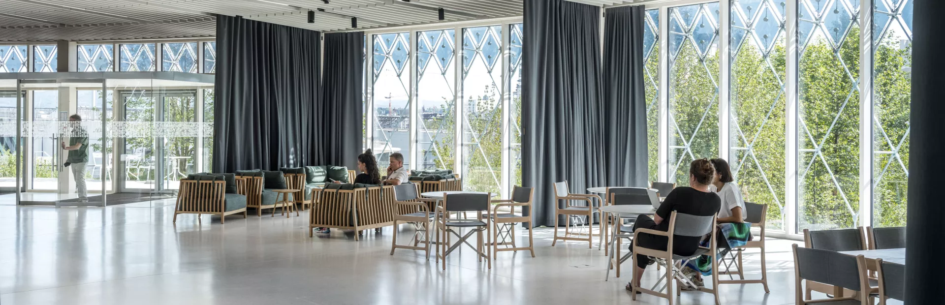 People taking a break at the Novartis Pavillon foyer | ©Rasmus Hjortshøj - COAST