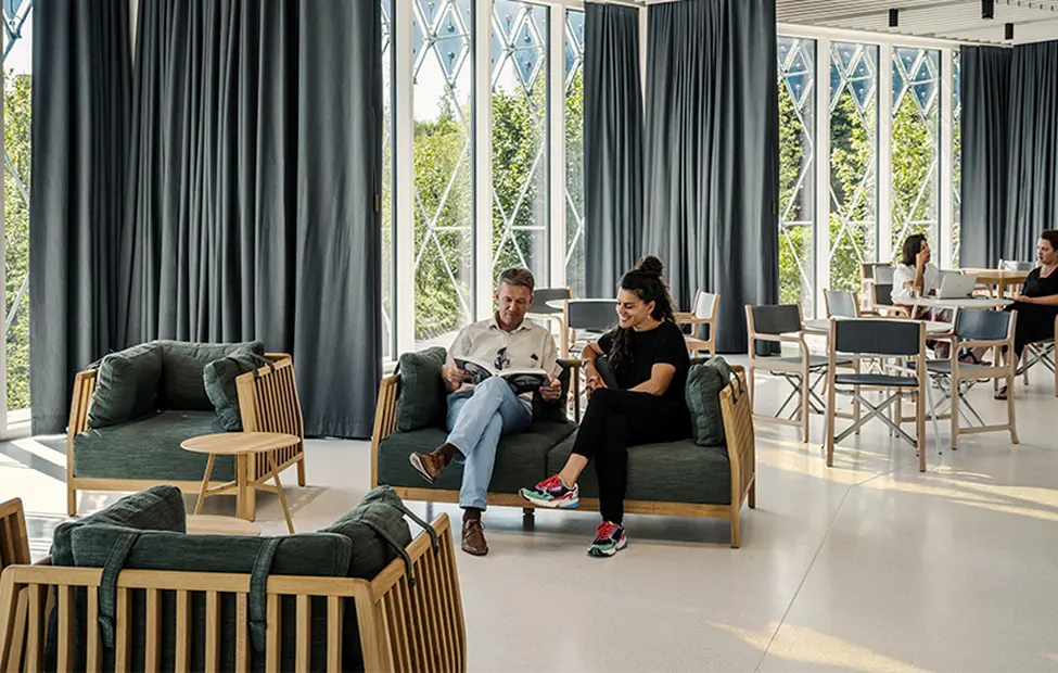 novartis-pavillon-lounge-with-people-relaxing-and-chatting