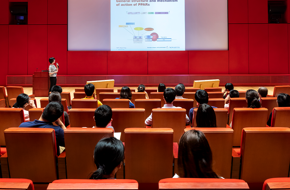 conference-presentation-in-auditorium