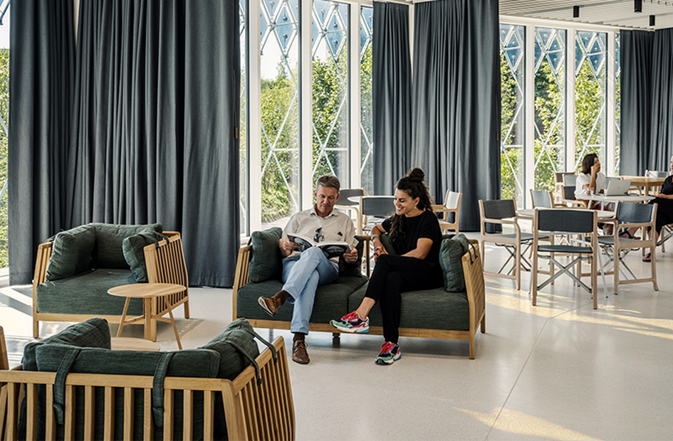 novartis-pavillon-lounge-with-people-relaxing-and-chatting